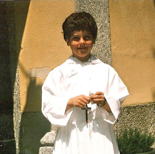 어린 시절의 카를로 아쿠티스. 부모가 독실한 신자가 아니었음에도 그는 매일 미사에 참석했고 7세에 첫 영성체를 받으며 깊은 신앙심을 보였다. 출처=carloacutis.com