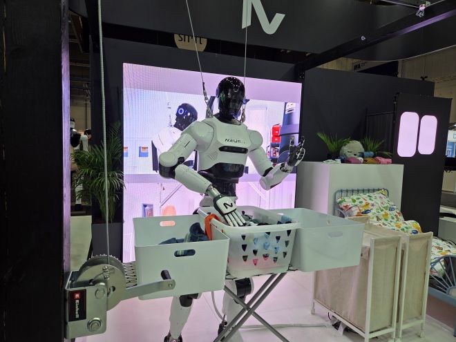 6일(현지시간) 독일 베를린에서 열린 유럽 최대 정보기술(IT)·가전박람회인 ‘IFA 2025’의 독일 인공지능(AI) 로봇 기업 ‘뉴라로보틱스’에서 가정용 휴머노이드 로봇인 ‘포애니원’이 빨래를 색깔별로 구분하고 있다. 곽소영 기자