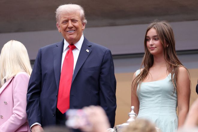 도널드 트럼프 미국 대통령이 2025년 9월 7일(현지시간) 미국 뉴욕 USTA 빌리 진 킹 국립테니스센터에서 열린 US오픈 남자 단식 결승전을 손녀 아라벨라 쿠슈너와 함께 관람하고 있다. AFP 연합뉴스
