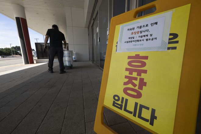 가뭄으로 휴장 중인 수영장 - 극심한 가뭄이 이어지는 3일 강원 강릉시 아레나 수영장에 휴장 안내문이 놓여 있다. 2025.09.03. 뉴시스