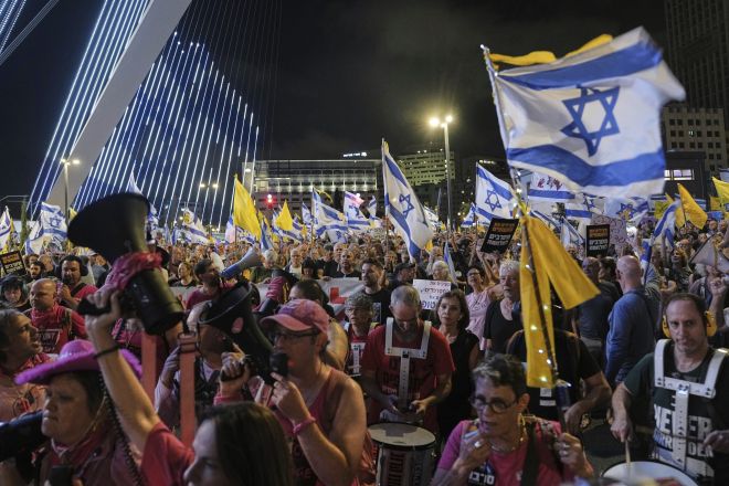 2025년 9월 6일(현지시간) 예루살렘에서 하마스에 억류된 인질들의 가족과 지지자들이 석방을 촉구하고 전쟁 종식을 요구하는 집회를 열고 있다. AP 연합뉴스