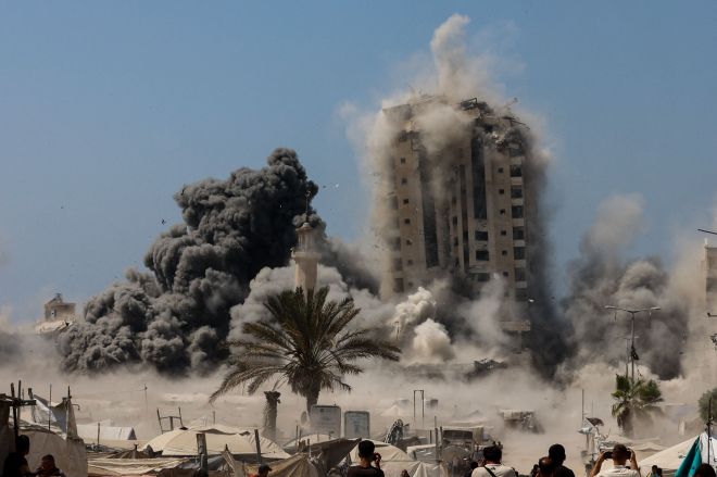 025년 9월 5일(현지시간) 이스라엘군의 공습으로 가자시티 고층 건물에서 검은 연기가 솟아오르고 있다. 이스라엘군은 가자시티 장악 작전을 앞두고 하마스가 활용한 것으로 지목된 고층 건물을 집중 타격하고 있다고 밝혔다. AFP 연합뉴스