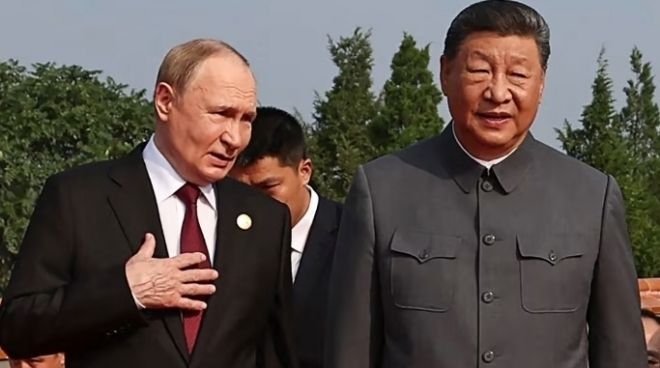 3일 중국 베이징에서 열린 ‘중국인민 항일전쟁 및 세계 반파시스트 전쟁 승리(전승절) 80주년’ 열병식 행사장에서 시진핑 중국 국가주석(오른쪽)과 블라디미르 푸틴 러시아 대통령(왼쪽)이 대화를 나누고 있다. AFP 연합뉴스