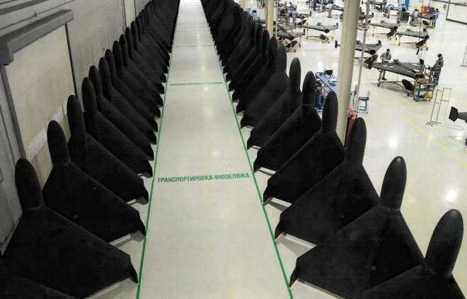 러시아 내 드론 조립 공장에서 제작 중인 ‘게란-2’(이란제 샤헤드-136 개량형) 자폭 드론들. 사진 속에서는 동체가 줄지어 놓여 있으며, 작업자들이 최종 조립 공정을 진행하고 있다. 2024년 촬영. 출처=SolovievLive