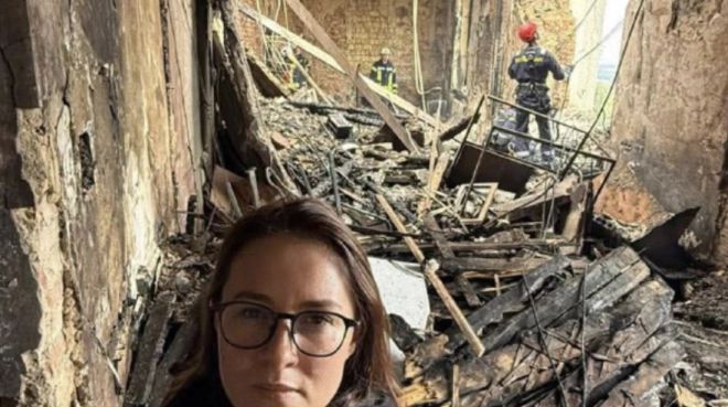 러시아는 현지시간으로 6일 밤~7일 새벽 우크라이나 수도 키이우를 포함해 전국 곳곳에 대규모 드론과 미사일 공격을 가했다. 이 과정에서 키이우의 정부 청사 건물이 공격당했다. 개전 이래 우크라이나의 정부 청사 건물이 공습당한 것은 이번이 처음이다. 사진은 율리야 스비리덴코 우크라이나 총리가 공개한 무너진 정부 청사 내부 모습. 스비리덴코 총리 텔레그램