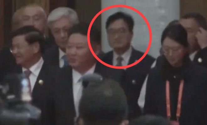 우원식 국회의장과 김정은 국무위원장 - 중국 정부의 공식 초청으로 제80주년 중국 전승절 열병식 및 환영 리셉션 오찬에 참석한 우원식 국회의장이 3일 베이징 톈안먼 망루(성루)에서 열병식을 참관하기 전 대기실에서 북한 김정은 국무위원장과 수인사를 나눴다고 국회의장실이 전했다. 사진은 이날 리셉션 장소로 추정되는 곳에서의 우원식 국회의장과 김정은 국무위원장의 모습. 2025.9.3 연합뉴스TV 제공