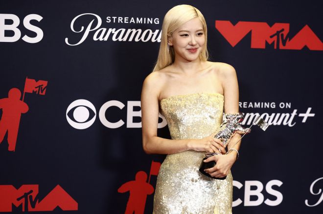 그룹 블랙핑크 멤버 로제가 7일(현지시간) 미국 뉴욕 UBS 아레나에서 열린 ‘2025 MTV 비디오 뮤직 어워즈’에서 팝스타 브루노 마스와의 듀엣곡 ‘아파트’(APT.)로 주요 상인 ‘송 오브 더 이어’(올해의 노래·Song of the Year)를 수상한 후 취재진 앞에서 포즈를 취하고 있다. 2025.9.8 뉴욕 로이터 연합뉴스