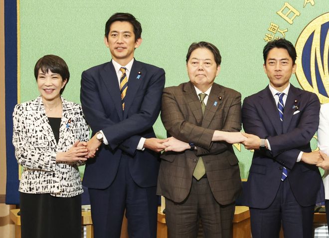 지난해 9월 14일 당시 자민당 총재 선거 출마 후보들이 도쿄 일본기자클럽에서 열린 토론회에 앞서 무대에 함께 서 있는 모습. 사진 가장 왼쪽에 다카이치 사나에 전 경제안보상이 서있다. 왼쪽에서 세번째는 하야시 요시마사 관방장관. 왼쪽에서 네번째가 고이즈미 신지로 농림수산상. 도쿄 AP 뉴시스