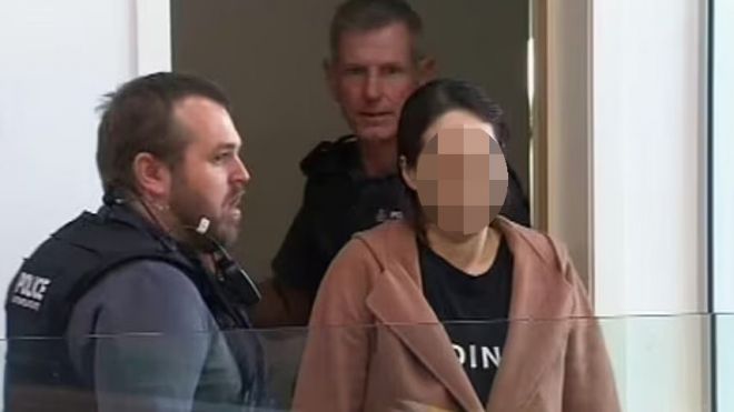 두 자녀 살해 혐의로 기소된 한국계 이모씨가 8일(현지시간) 뉴질랜드 오클랜드 고등법원에 출석해 경찰의 호송을 받고 있다. (뉴질랜드 뉴스허브 화면 캡처, 모자이크 처리)