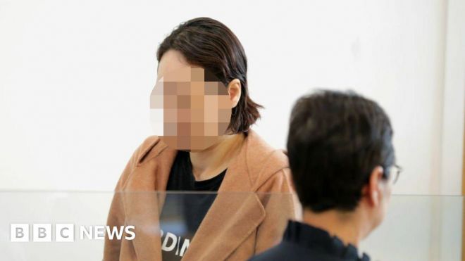 두 자녀 살해 혐의를 받는 한국계 이모씨가 8일(현지시간) 뉴질랜드 오클랜드 고등법원 첫 공판에 출석하고 있다. (BBC 뉴스 화면 캡처, 모자이크 처리)