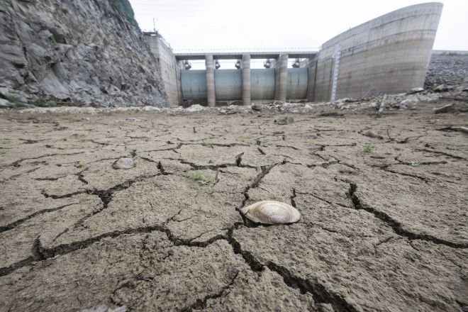 계속되는 가뭄에 갈라진 오봉저수지 바닥 - 강릉지역에 극심한 가뭄 계속되는 4일  강원 강릉 오봉저수지의 바닥이 갈라져 있다. 2025.09.04. 뉴시스