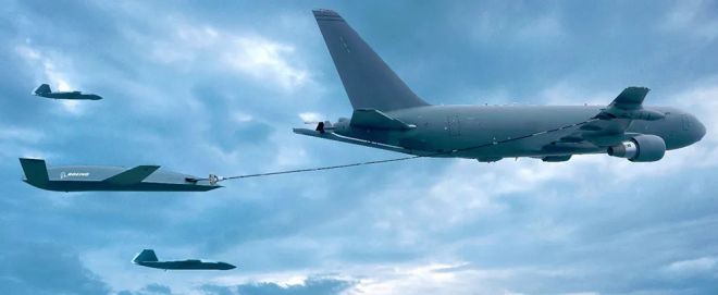 보잉이 공개한 합성 렌더링 이미지. KC-46A ‘페가수스’ 급유기로부터 프로브·드로그 방식으로 연료를 공급받는 MQ-25 파생형 드론의 모습과 함께, 편대 비행 중인 MQ-28 고스트 배트가 묘사돼 있다. 출처=보잉