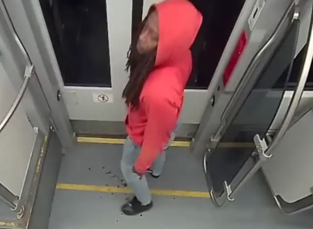 지난달 22일(현지시간) 미국 노스캐롤라이나주 샬럿의 경전철에서 우크라이나 난민 이리나 자루츠카를 살해한 뒤 피 묻은 칼을 들고 현장에 서 있는 범인의 모습