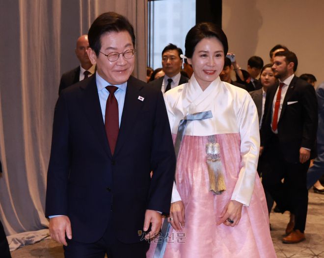 동포 만찬 간담회 입장하는 이재명 대통령 부부 - 이재명 대통령과 김혜경 여사가 지난달 24일(현지시간) 미국 워싱턴DC의 한 호텔에서 열린 동포 만찬 간담회에 입장하고 있다.  워싱턴DC 연합뉴스