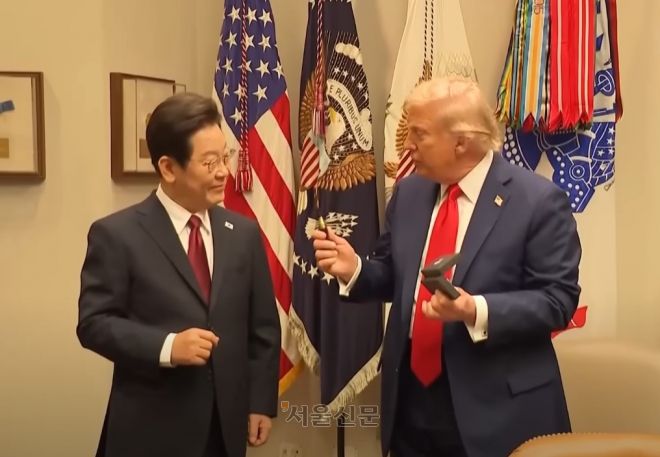 이재명 대통령이 선물한 만연필을 들어보이고 있는 트럼프 대통령. 연합뉴스TV 유튜브 캡처