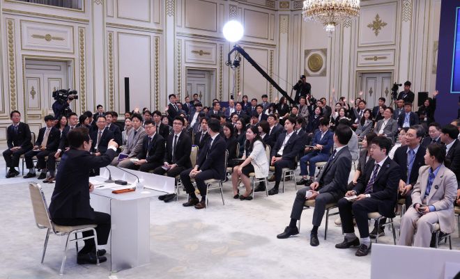 취재진 질문 받는 이재명 대통령 - 이재명 대통령이 11일 청와대 영빈관에서 열린 취임 100일 기자회견 ‘회복을 위한 100일, 미래를 위한 성장’에서 취재진의 질문을 받고 있다. 연합뉴스