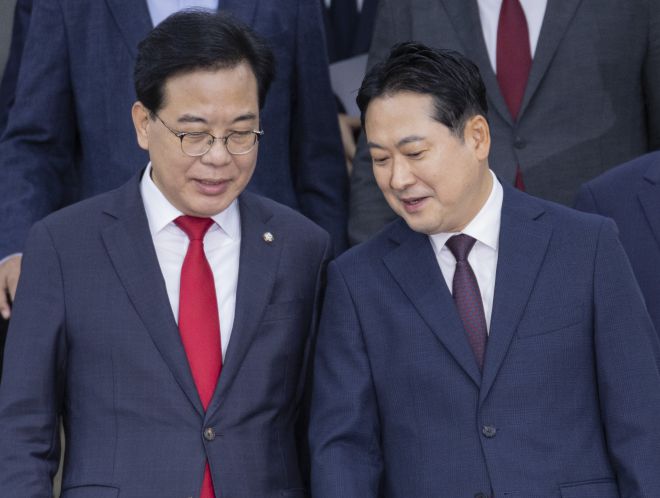 국민의힘 장동혁 대표와 송언석 원내대표가 12일 국회에서 열린 당 주최로 열린 ‘이재명 정부 100일 국정 파탄 실정 토론회’에 입장하고 있다. 연합뉴스