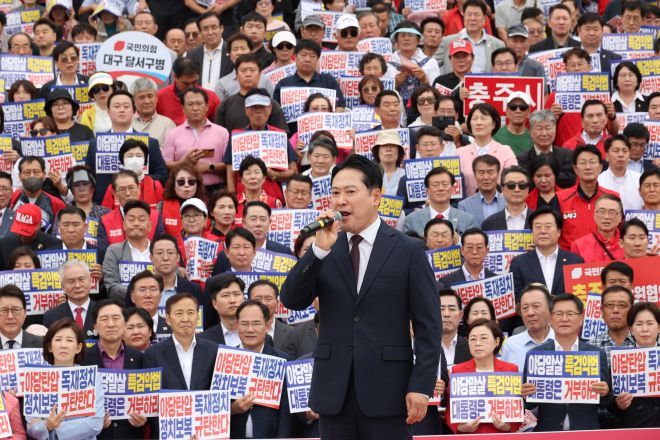국민의힘 장동혁 대표가 12일 서울 여의도 국회 본청 앞 계단에서 열린 ‘야당 탄압 독재정치 규탄 대회’에서 발언하고 있다. 연합뉴스