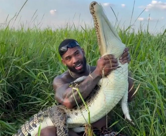 미국인 인플루언서 마이크 홀스턴이 악어를 잡아 올리고 있다. 인스타그랩 캡처