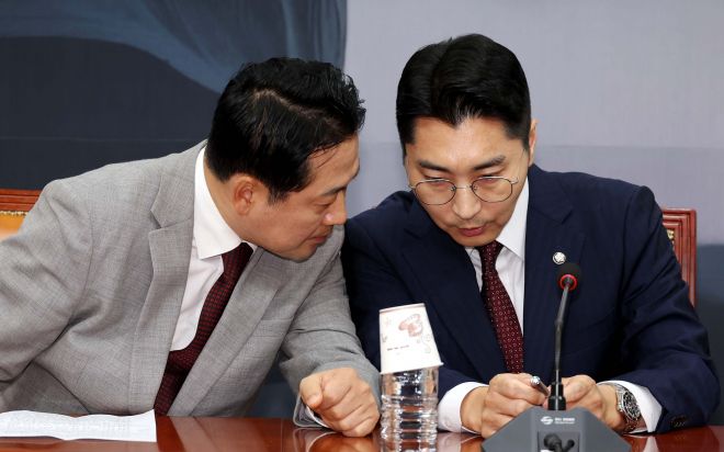 장동혁(왼쪽) 국민의힘 대표와 박준태 당대표 비서실장이 27일 서울 여의도 국회에서 취임 축하 예방을 온 우상호 정무수석을 뒤로 하고 논의하고 있다. 뉴시스