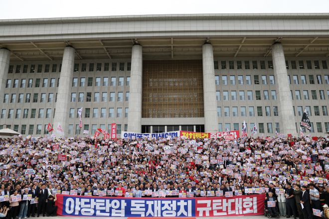 12일 오후 서울 여의도 국회에서 열린 ‘야당탄압 독재정치 규탄대회’에서 참석자들이 구호를 외치고 있다. 뉴시스