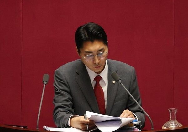 박준태 국민의힘 의원이 4일 오전 국회에서 필리버스터(법안 처리 저지를 위한 무제한 토론)를 진행하고 있다. 필리버스터가 시작 24시간 만인 이날 오후 종료되면, 채상병특검법 표결이 진행될 전망이다. 연합뉴스