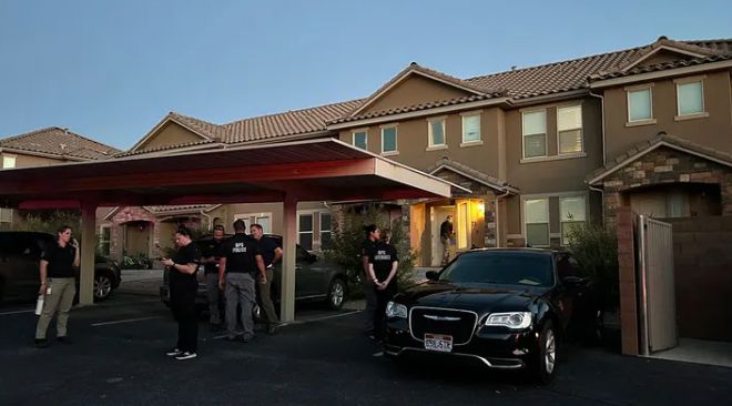 12일(현지사건) 찰리 커크 살해 사건의 용의자인 22세 타일러 로빈슨이 거주했던 유타주 세인트조지 아파트 단지에 경찰이 출동한 모습.  AFP 연합뉴스