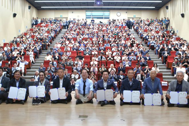 허석 순천학연구소 상임대표와 분과위원장 등이 위촉장 수여식 후 기념촬영을 하고 있다.