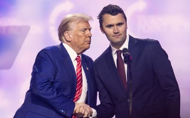 왼쪽은 도널드 트럼프 미국 대통령, 오른쪽은 미국 보수 활동가인 찰리 커크. 현지시간으로 10일 유타주에서 열린 행사 도중 총에 맞아 사망했다.