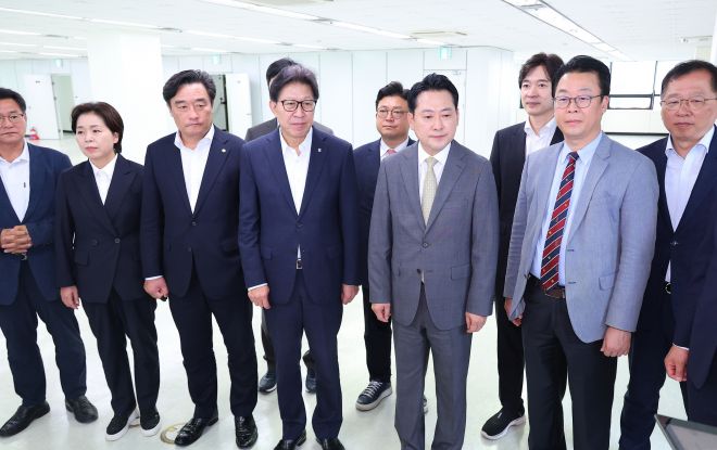 해수부 임시청사 방문한 국민의힘 지도부 - 국민의힘 장동혁 대표를 비롯한 지도부와 지역 국회의원들이 15일 부산 동구 해양수산부 임시청사인 IM빌딩을 방문해 현장을 둘러보고 있다. 연합뉴스