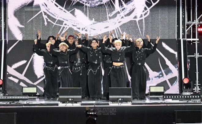 위너에 선정된 필리핀의 ‘패러다임’(PARADIGM)이 뛰어난 군무를 선보이고 있다. 안주영 전문기자