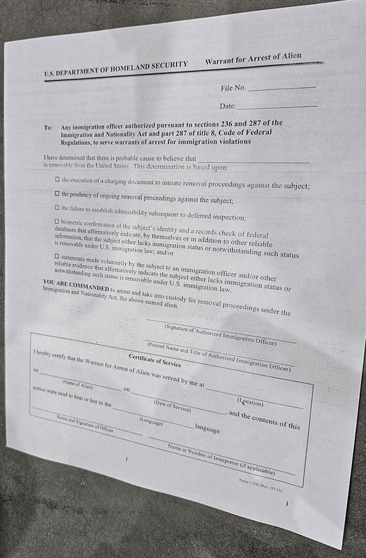 미국 이민세관단속국 작성 요구한 외국인 체포 영장 - 미국 조지아주 배터리 공장 건설 현장에서 일하다 7일간 구금된 근로자들 중 한 명인 A씨의 ‘구금일지’를 연합뉴스가 14일 입수했다. A씨의 ‘구금일지’에는 참혹했던 당시 구금시설 환경과 인권 침해 상황이 고스란히 적혀 있었다. A씨는 합법적인 B1 비자(출장 등에 활용되는 단기 상용 비자)로 입국했다. 두 달간 업무 미팅 및 교육을 위한 출장 도중 케이블타이에 손목이 묶인 채 체포됐다. 사진은 미국 이민세관단속국(ICE)이 작성을 요구한 외국인 체포 영장. 2025.9.14 연합뉴스(근로자 A씨 제공)