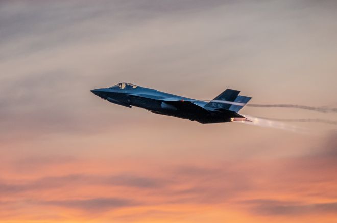 나토가 동부전선 방어를 위해 전진 배치한 F-35 전투기. 최근 러시아 드론이 폴란드와 루마니아 영공을 잇달아 침범하면서 긴장감이 고조되고 있다. 출처=나토 브룬숨 합동군 사령부 엑스(X)