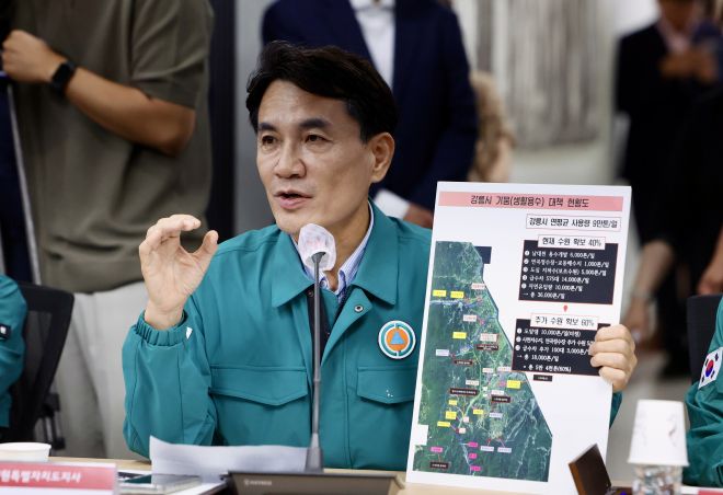 발언하는 김진태 도지사 - 김진태 강원도지사가 9일 오후 강원 강릉시청에서 열린 국민의힘 범정부 가뭄대응 현장지원반 간담회에서 발언하고 있다. 뉴시스