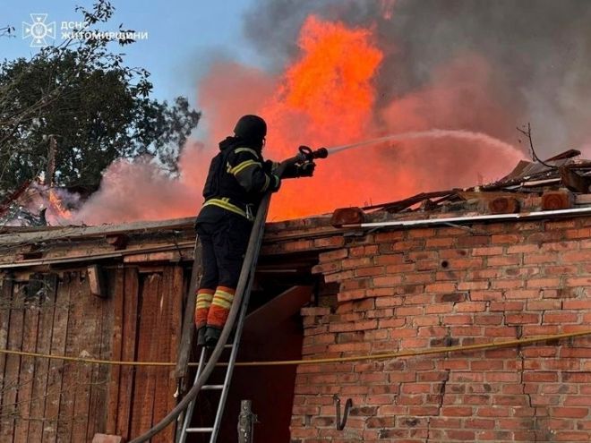 지난 10일(현지시간) 우크라이나 지토미르 주거 지역에서 한 소방관이 러시아의 공격으로 파괴된 주택의 화재를 진압하고 있다. AP 뉴시스