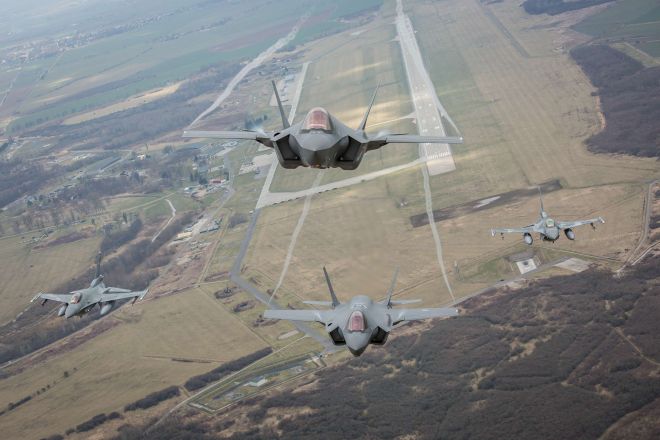 핀란드 공군 F-16과 나토 동맹국의 F-35 전투기가 편대 비행을 펼치고 있다. 나토는 최근 러시아 드론 영공 침범에 대응해 동부전선 경계 태세를 강화했다. 출처=나토 브룬숨 합동군 사령부 엑스(X)