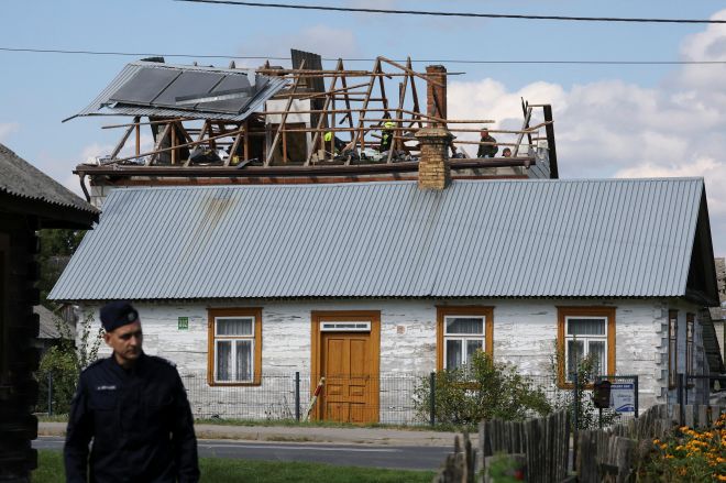 폴란드 루블린주 위리키 마을에서 소방관들이 러시아 드론 공격으로 파괴된 주택 지붕을 수습하고 있다. 일부 드론은 폴란드 영공을 침범했다가 나토 지원을 받은 폴란드군에 의해 격추됐다. 로이터 연합뉴스