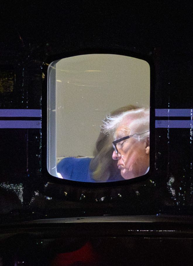 지난 12일(현지시간) 안경을 쓴 도널드 트럼프 미국 대통령이 주말을 뉴저지주 베드민스터 골프리조트에서 보내기 위해 ﻿전용 헬기인 ‘마린 원’에 탑승한 뒤 뉴욕을 떠나고 있다. 뉴욕 AFP 연합뉴스