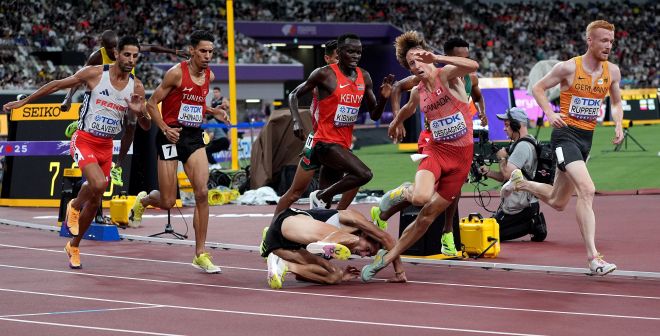2025년 9월 13일 일본 도쿄 국립경기장에서 열린 세계육상선수권 남자 3000ｍ 장애물 예선에서 캐나다의 장 시몽 데가네스(위)와 뉴질랜드의 조디 비미시(아래)가 충돌하며 경기 중 몸싸움을 벌이고 있다. 신화 뉴시스