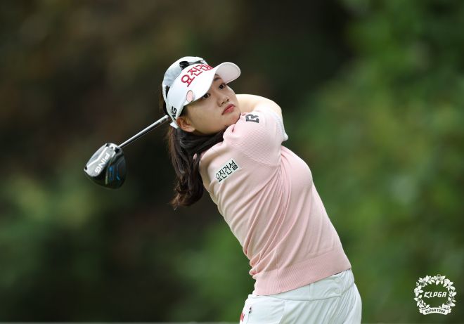 티샷하는 노승희 - [서울=뉴시스] 정병혁 기자 = 13일 경기 포천에 위치한 포천아도니스CC에서 열린 ‘OK저축은행 읏맨 오픈’ 2R 6번홀 노승희가 티샷을 하고 있다. (사진=KLPGA 제공) 2025.09.13. photo@newsis.com *재판매 및 DB 금지  <저작권자ⓒ 공감언론 뉴시스통신사. 무단전재-재배포 금지.>
