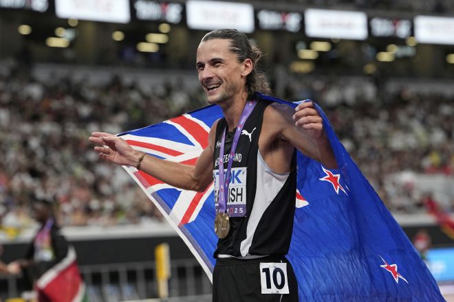 뉴질랜드의 조디 비미시가 2025년 9월 15일 일본 도쿄 국립경기장에서 열린 세계육상선수권 남자 3000ｍ 장애물 결선에서 우승을 차지한 뒤 세리머니를 하고 있다. AP뉴시스