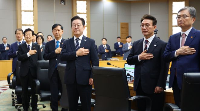 국민의례 하는 이재명 대통령 - 이재명 대통령이 16일 세종시 정부세종청사에서 열린 제42회 국무회의에서 국민의례를 하고 있다. (대통령실통신사진기자단) 2025.09.16. 뉴시스