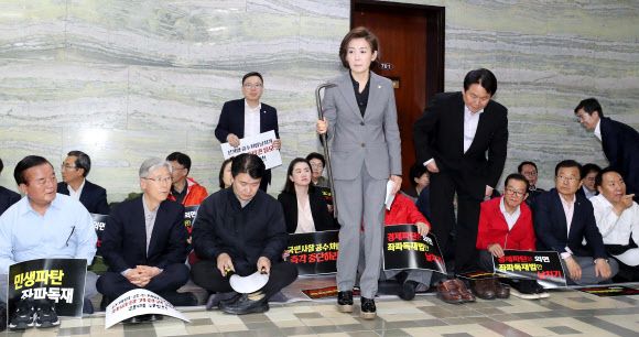 당시 자유한국당 나경원 원내대표가 26일 오전 국회 의안과 앞에서 열린 긴급 의원총회에서 노루발못뽑이(일명 ‘빠루’)를 들고나오고 있다. 의총 사회를 본 김정재 의원은 “대표께서 들고나온 이 빠루는 어제 7층 의안과의 문을 부수기 위해 민주당인지 경호과인지 정확지는 않지만 (그들로부터) 저희가 뺏은 겁니다”라고 설명했다. 2019.4.26  연합뉴스