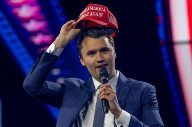 2024년 12월 19일 미국 애리조나주 피닉스에서 보수 단체 터닝포인트가 주최한 ‘아메리카페스트 2024’ 회의에서 터닝포인트USA 설립자 찰리 커크가 ‘MAGA’ 모자를 쓰고 있다. 로이터 연합뉴스