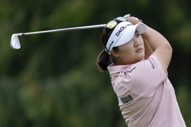 유해란, 포틀랜드 클래식 공동 7위로 마감 - [포틀랜드=AP/뉴시스] 유해란이 17일(현지 시간) 미 오리건주 포틀랜드의 컬럼비아 에지워터CC에서 열린 미국여자프로골프(LPGA) 투어 스탠더드 포틀랜드 클래식 최종 라운드 2번 홀에서 티샷하고 있다. 유해란은 16언더파 272타로 박성현과 함께 공동 7위를 기록하며 대회를 마쳤다. 2025.08.18.   <저작권자ⓒ 공감언론 뉴시스통신사. 무단전재-재배포 금지.>