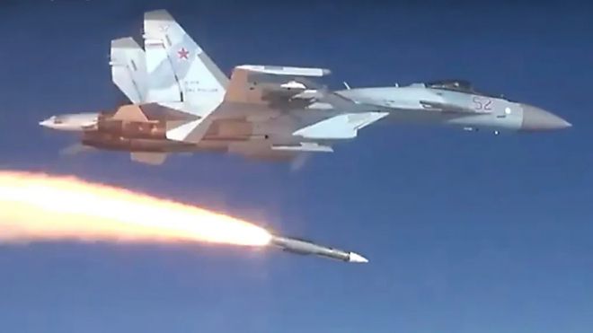 러시아 Su-35S 전투기가 장거리 공대공 미사일 R-37M을 발사하는 장면. 러시아는 R-37M이 200㎞ 이상에서 대형 표적을 타격할 수 있다고 주장한다. 러시아 국방부 영상 갈무리