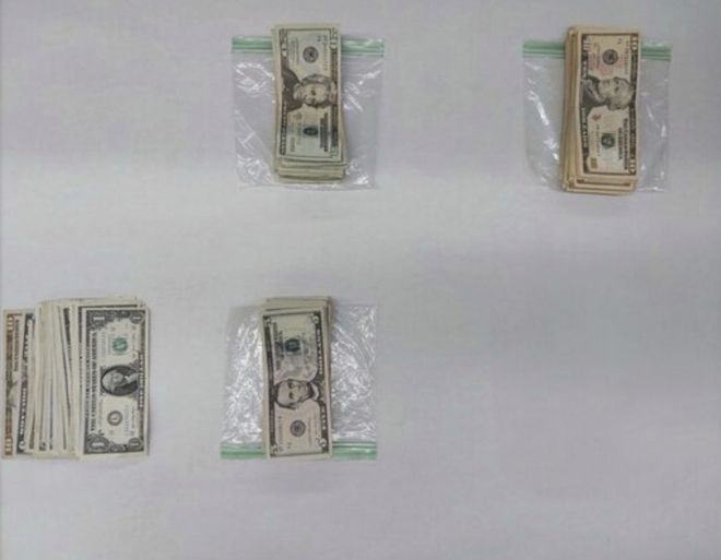 미국 샌프란시스코 경찰이 공개한 사진으로, 지난 10일(현지시간) 요리사 발렌티노 루친이 시내 중심가 은행에서 훔친 현금 중 일부. AP 연합뉴스