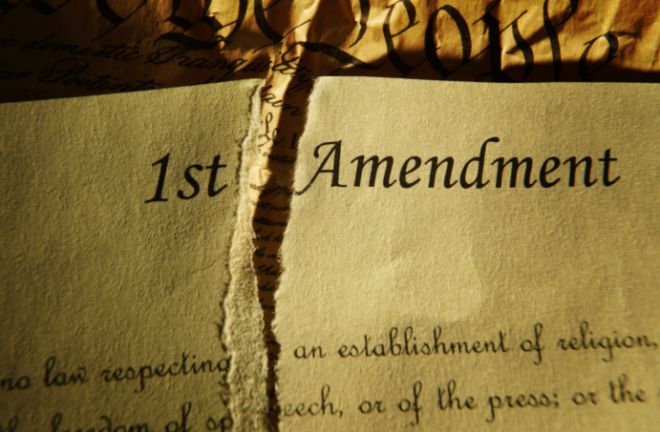 찢어진 미국 수정헌법 제1조 자료 이미지. 기사와 관계없음