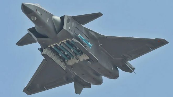 중국 J-20 전투기가 무장창을 열고 장거리 공대공 미사일 PL-15를 포함한 무장 탑재 장면을 공개하고 있다. PL-15는 미국 AIM-120D보다 긴 사거리를 가진 것으로 평가된다. 중국 인터넷 갈무리