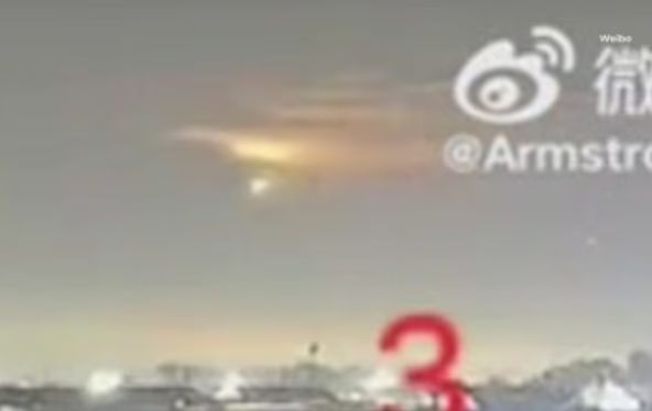 지난 12일(현지시간) 밤 중국 산둥성 웨이팡과 르자오 지역 일대에서 하늘을 가로지르는 밝은 빛이 포탄 소리와 함께 추락하는 모습이 목격됐다. 웨이보 영상 캡처